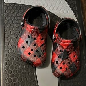 CROCS Red and Black Marbled Slippers with Pivoting Heel Strap